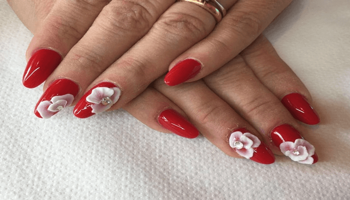 unghie rosse e bianche